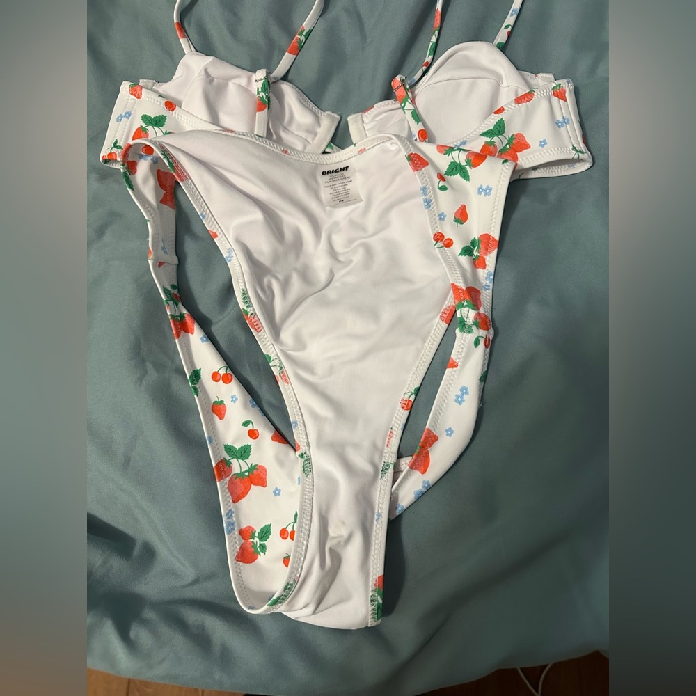 NWOT Bright Strawberry Print Bikini Set - Picture 4 of 6